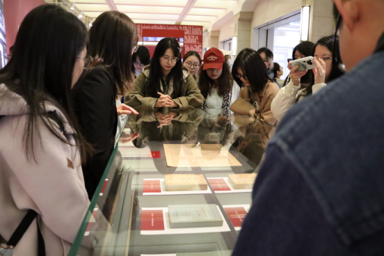 探寻红色出版印记,感悟革命文化力量 马克思主义出版观实践教学暨党员教育活动开展——出版与文化系师生参访上海市历史博物馆纪行1064.png 探寻红色出版印记,感悟革命文化力量 马克思主义出版观实践教学暨党员教育活动开展——出版与文化系师生参访上海市历史博物馆纪行1064.png