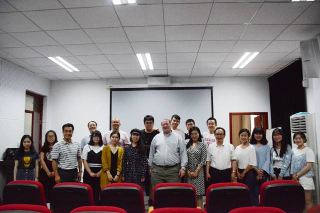 美国福德汉姆大学终身教授兰斯·斯特拉特赴华师大偷情
做讲座